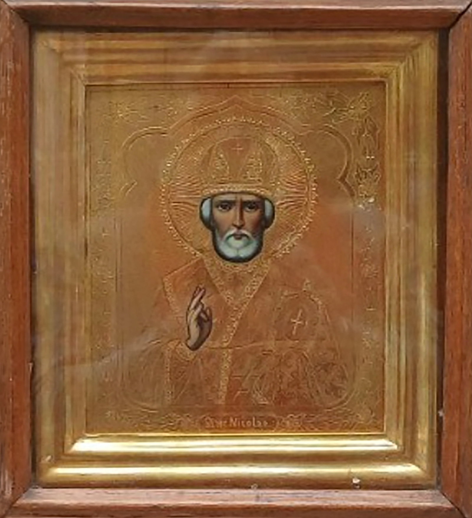 Russian icon, early 20th century - Saint Nicholas the Blessing: Icon with a gold background, housed in a teak case. Dimensions: 30 × 26 cm. The work depicts Saint Nicholas of Myra, one of the most venerated saints in the Orthodox tradition. The saint is shown in 