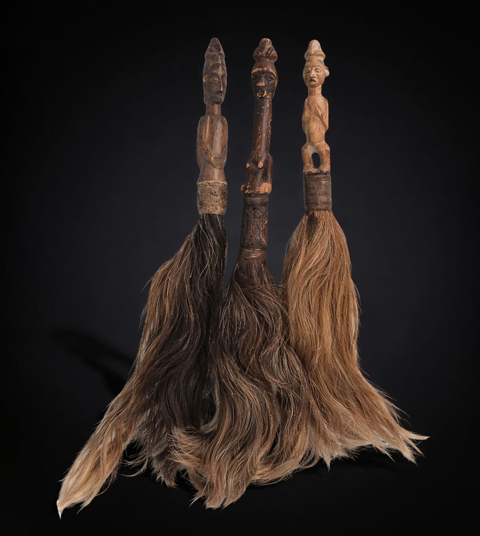 Collection of three ritual objects “fly swatters??, Nigerian culture, 20th century: Carved wood and horsehair. Set of three ritual objects used in ceremonial contexts, known as fly whisks, characteristic of Nigerian culture. Measurements: 40 cm high. Lot in international warehouse (w