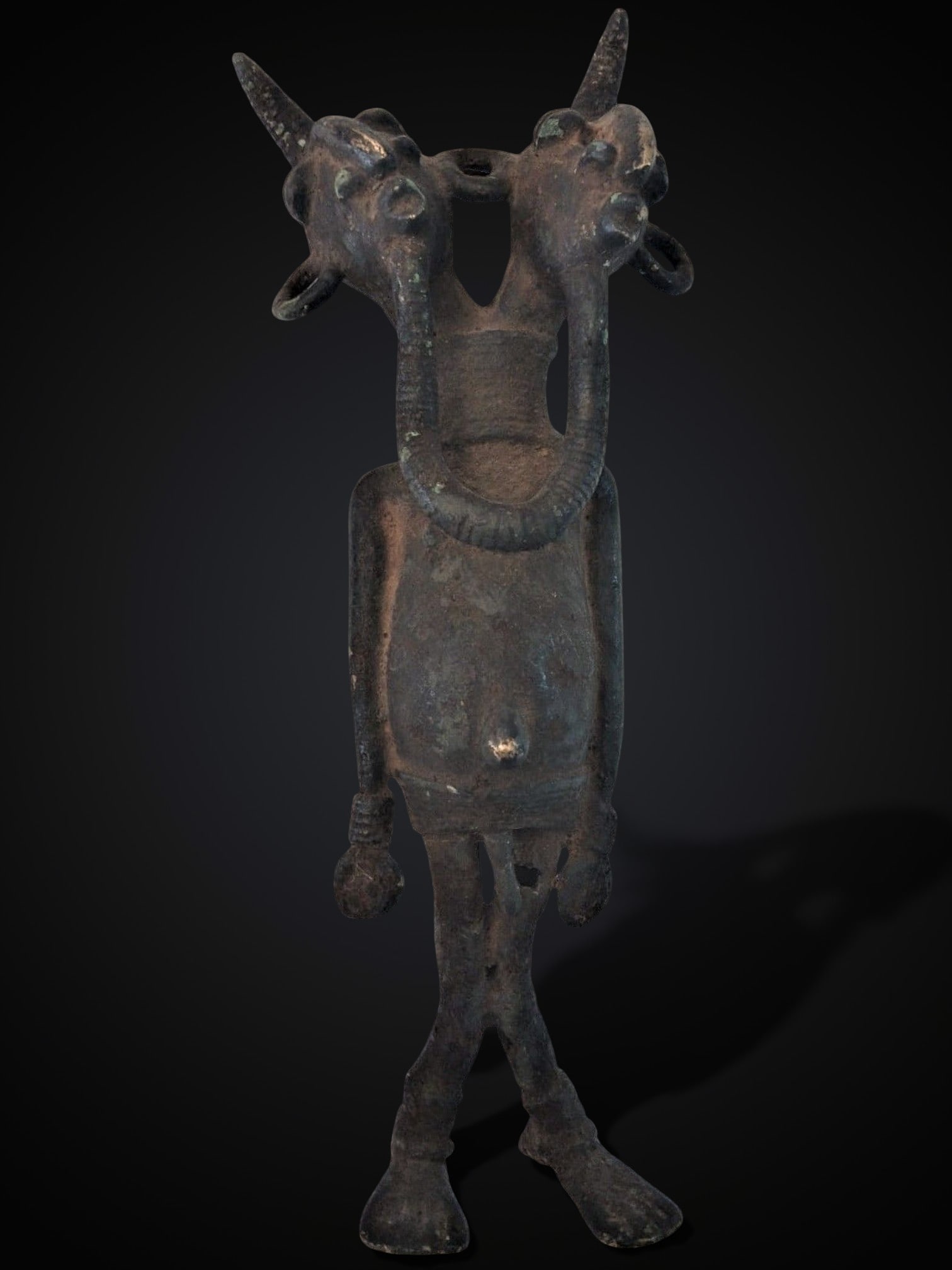 Two-headed bronze ritual figure, Nigerian culture, 20th century: Cast bronze. Double-headed ritual figure, datable to the early 20th century, linked to ceremonial and symbolic practices of Nigerian culture. Lot in international warehouse (within the EU). Intra-EU s