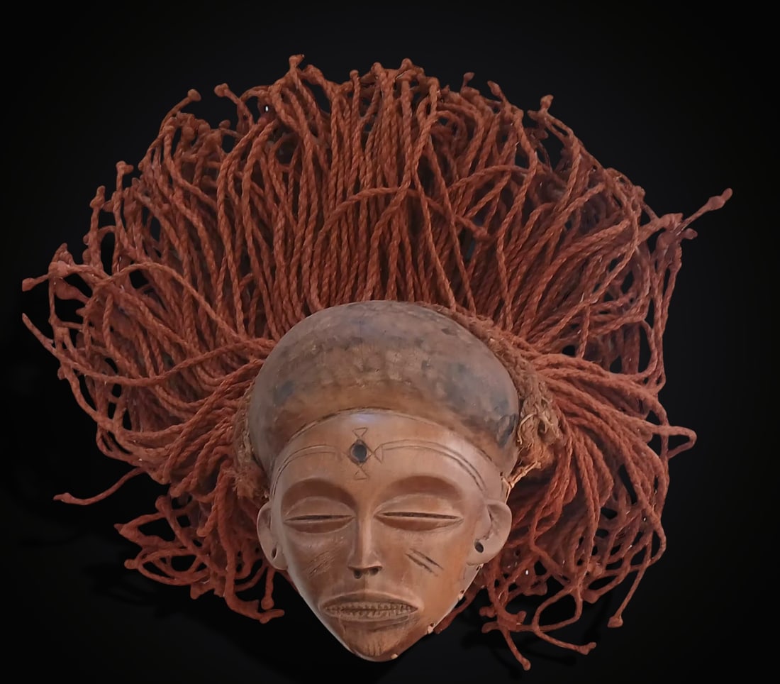 Polychrome ritual mask, Togo culture, 20th century: Carved and polychromed wood. Medium-sized mask, used in ritual and festive contexts. Dimensions: 35 × 40 cm. Lot in international warehouse (within the EU). Intra-EU shipping: no import duties apply 