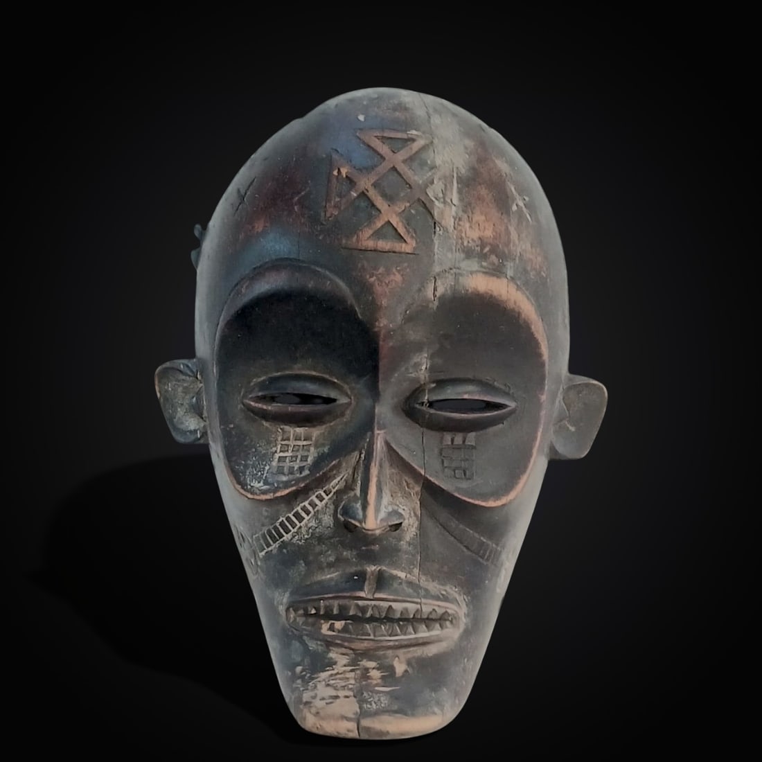 Ritual mask, Togo culture, 20th century: Carved wood. Small-format piece with schematic features typical of the Togo tradition. Dimensions: 23 × 16 cm. Lot in international warehouse (within the EU). Intra-EU shipping: no import duties appl