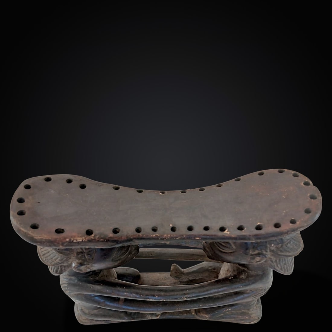 Carved wooden headrest, Luba culture, depicting two women facing each other, 20th century: Carved and polychromed wood. Dimensions: 24 × 18 cm. Lot in international warehouse (within the EU). Intra-EU shipping: no import duties apply within the EU. An export permit from the country of orig