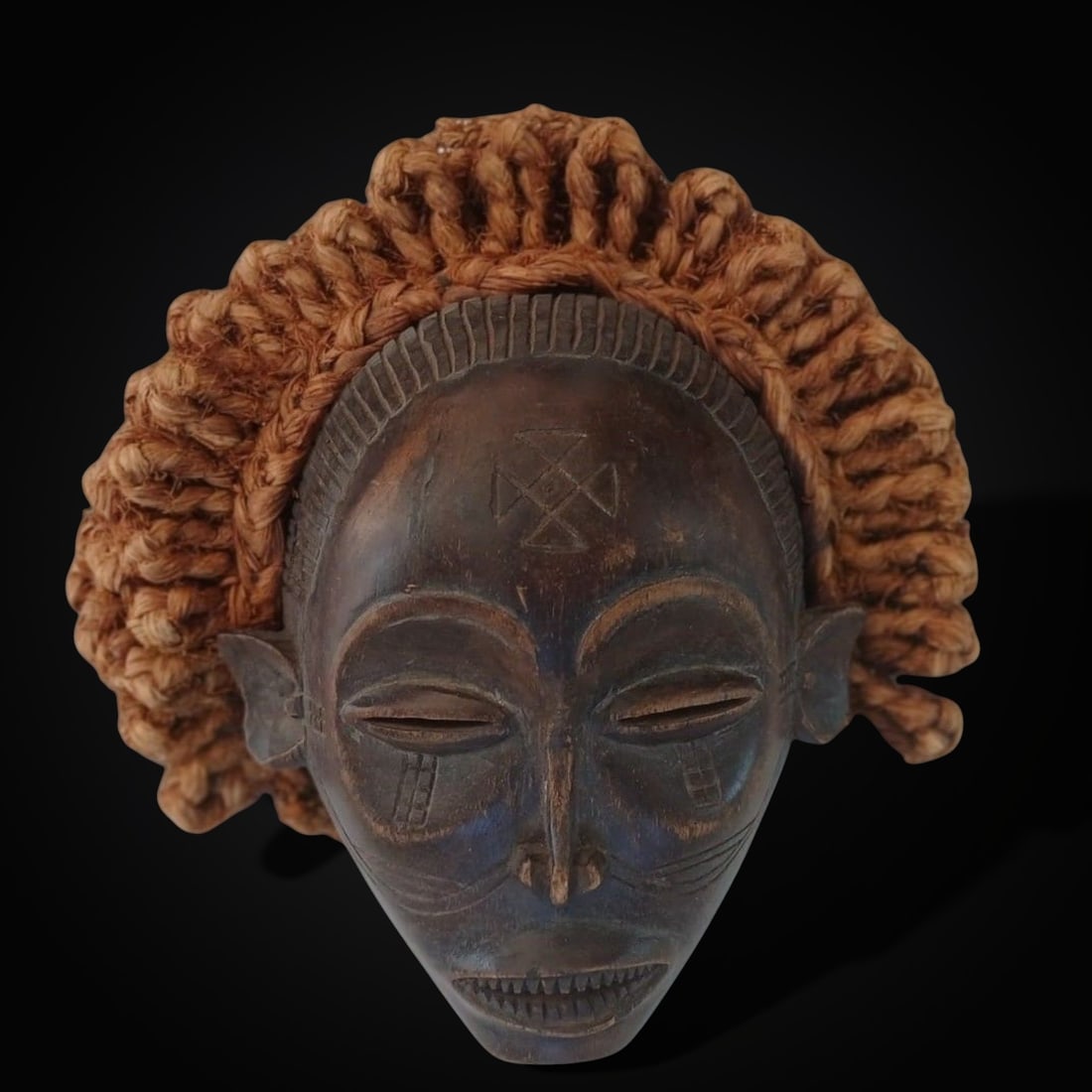 Polychrome ritual mask, Togo culture, 20th century: Carved and polychrome wood. An example of Togolese culture, compact in format and with strong symbolic character. Dimensions: 25 × 25 cm. Lot in international warehouse (within the EU). Intra-EU ship