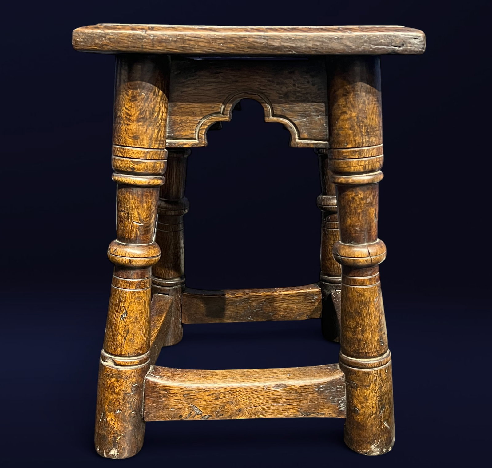 Medieval Tudor English stool from the late 15th century: Made of oak, dimensions: 45 x 32 x 32 cm. Provenance: important European private collection.
