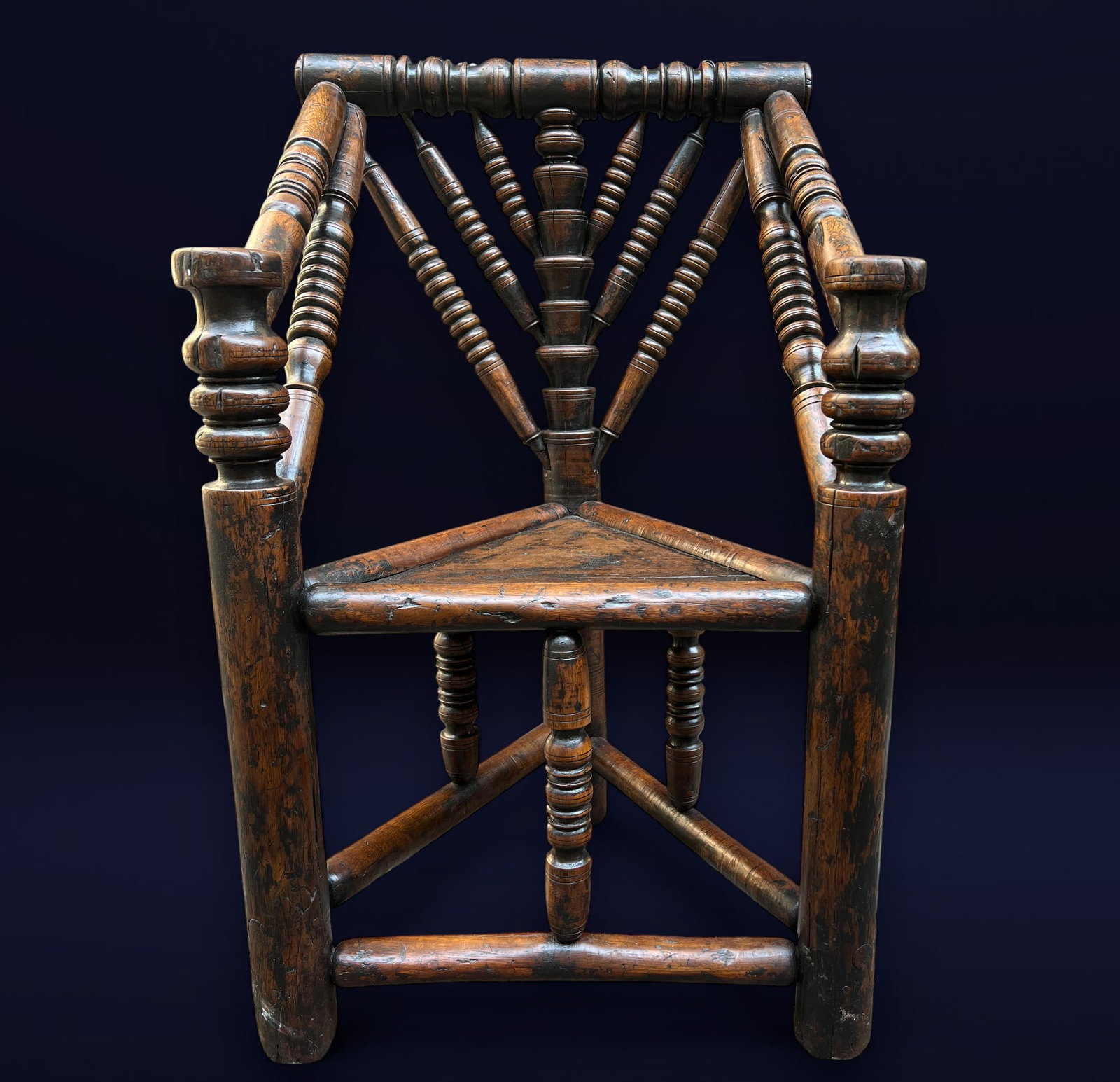 Great Medieval Tudor Chair or Charles I English or French Brittany of the 16th century: In oak, dimensions: 115 x 70 x 58 cm. Provenance: important European private collection.
