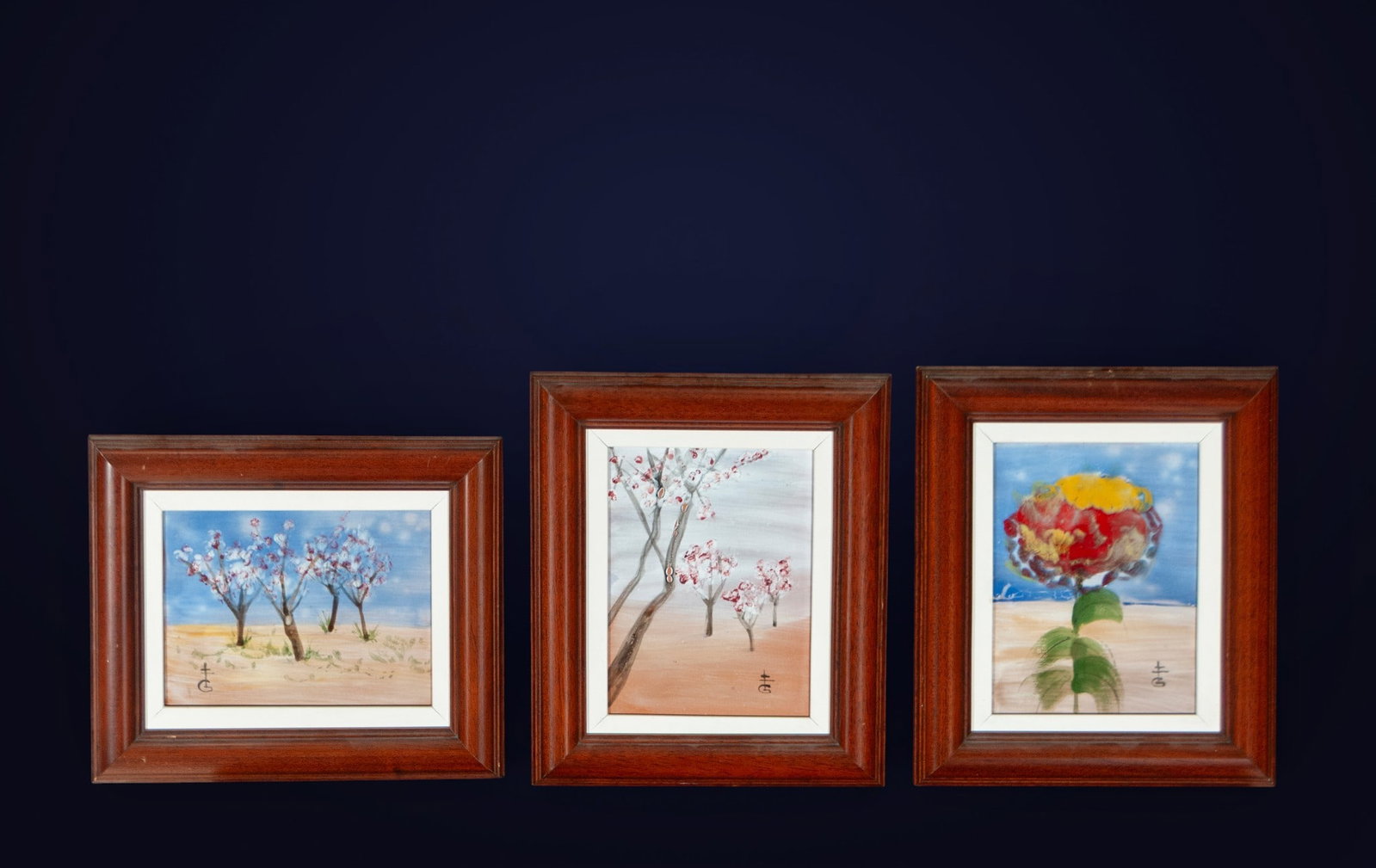Lot of three landscape mosaics, signed with an anagram, Mediterranean Decorative School, 20th: Mosaics on a rigid support. Dimensions: 19 x 12 cm / 29 x 25 cm. This decorative set comprises three small landscape compositions, characterized by their minimalist interpretation and lyrical nature. 