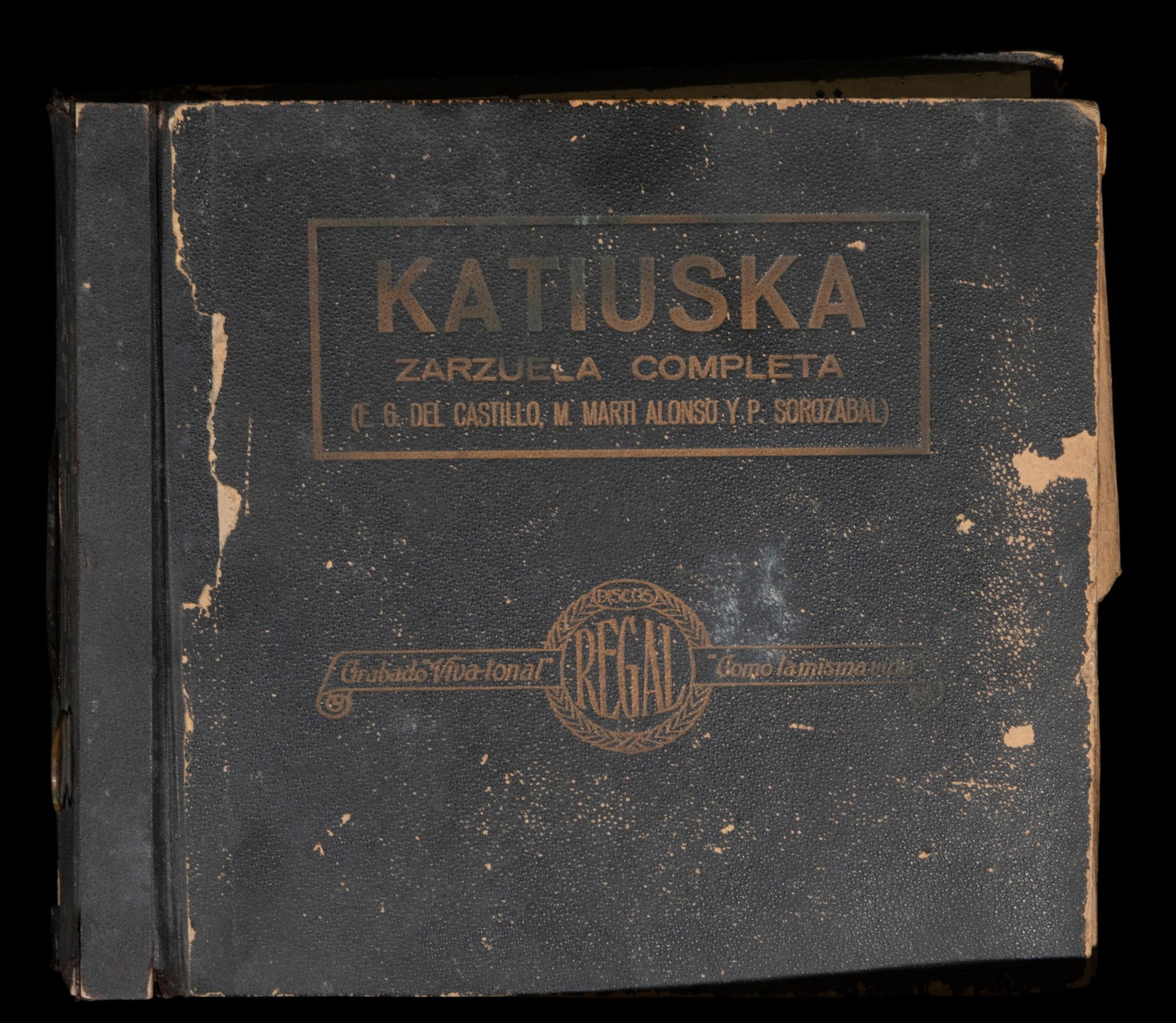 Xarzuela Katiusca, complete works, Spanish Phonographic School, 20th Century: Shellac records in a publisher's album. Dimensions: 29 x 31 x 4 cm. This set comprises nine gramophone records dedicated to the zarzuela "Katiuska," preserved in an original album illustrated with pho