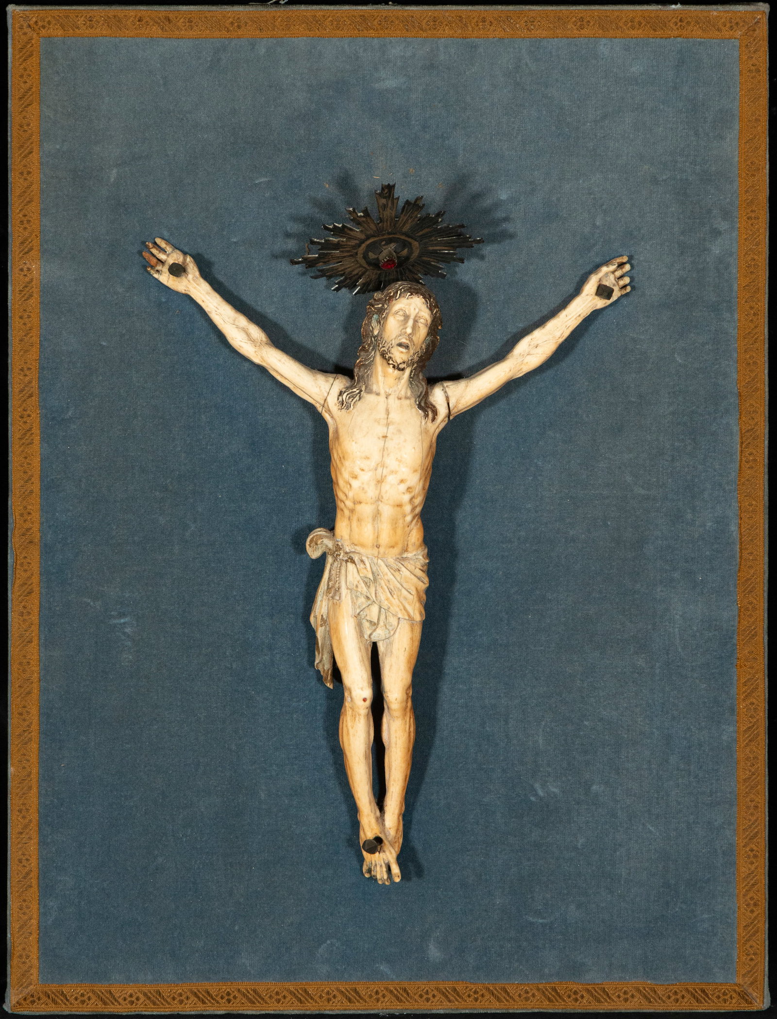 Important Large Hispano Filipino Christ of the 17th Century: Measurements: 54 cm x 40 cm x 11 cm. Only the Christ measures 36 x 26 cm. With EU-Valid CITES document.