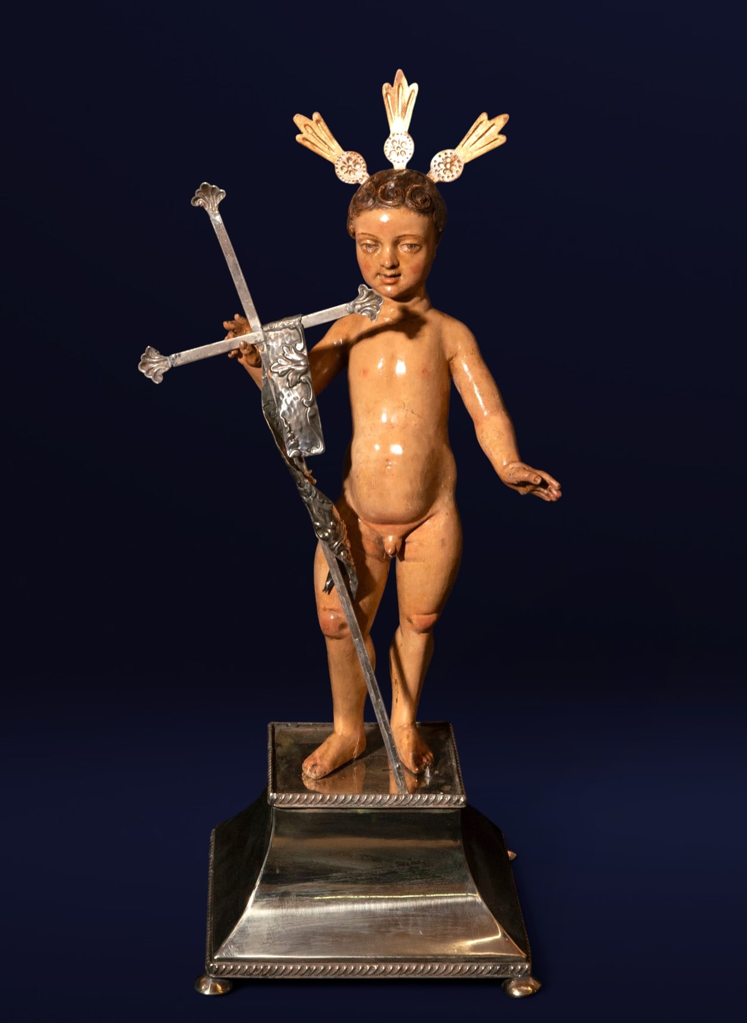Sevillian Child Jesus from the late 16th century with 19th-century silver elements: Measurements: 65 cm x 23 cm x 23 cm.