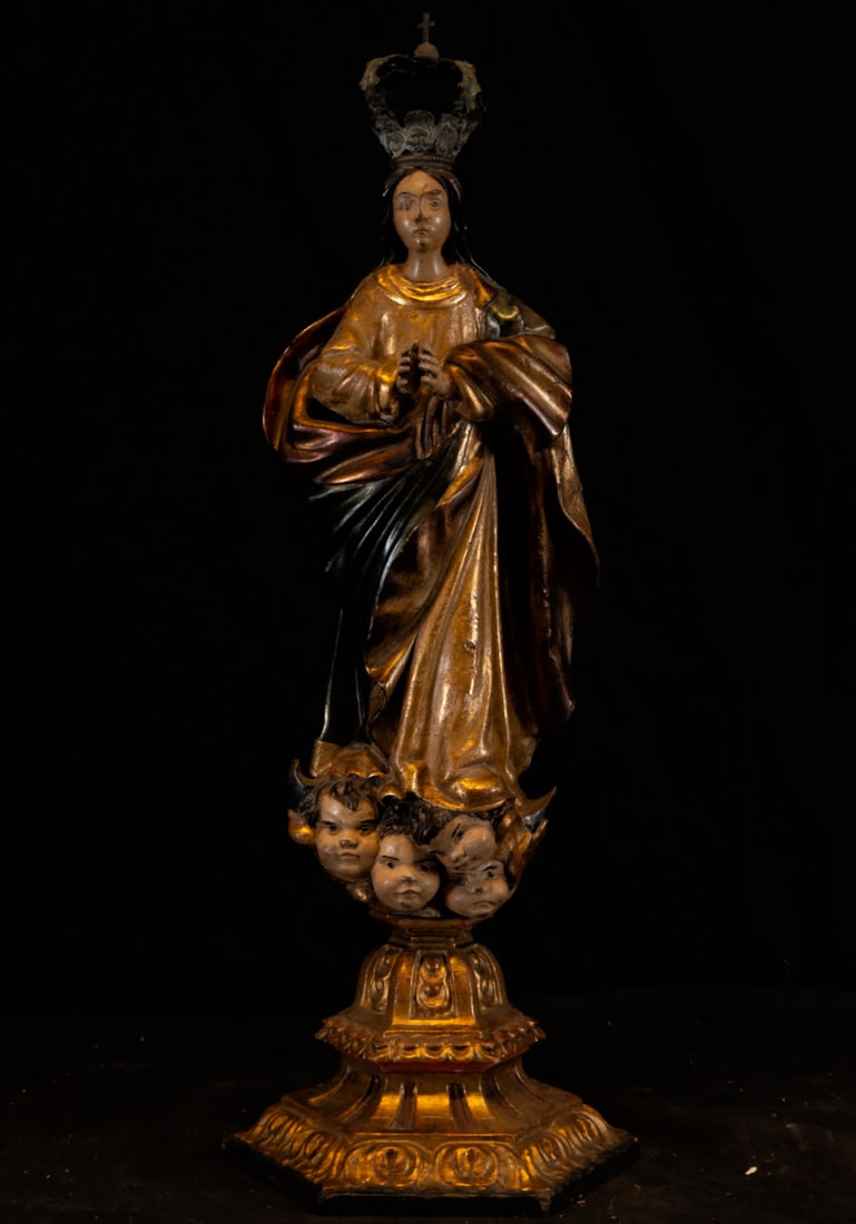 Sculpture of the Immaculate Conception, Austria or Italy, 18th century: Wood carving with period base. Measurements: 53 x 19 x 19 cm.