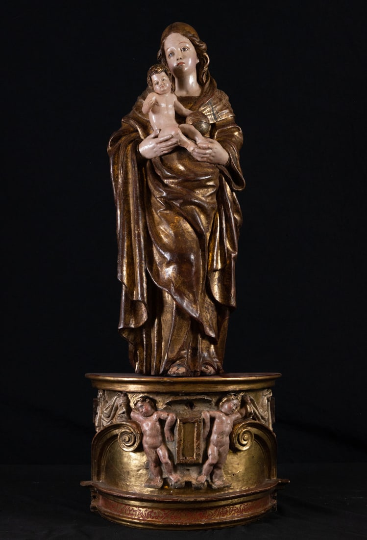 Spectacular Large Virgin with Child in her arms in wood carving, Romanist school of the 16th century: In gilt, polychrome, and sgraffito wood. Virgin measurements: 65 x 26 x 16 cm, total measurements with built-in base: 90 x 39 x 19 cm