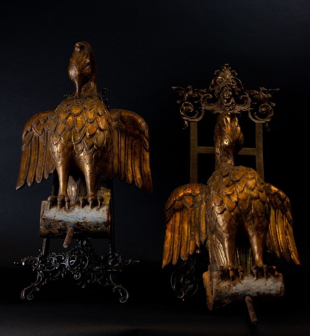 Pair of Colonial Eagles Auctions, New Spanish work from the 17th century: In carved and gilded wood, measures: 51 x 29 x 21 cm each unit