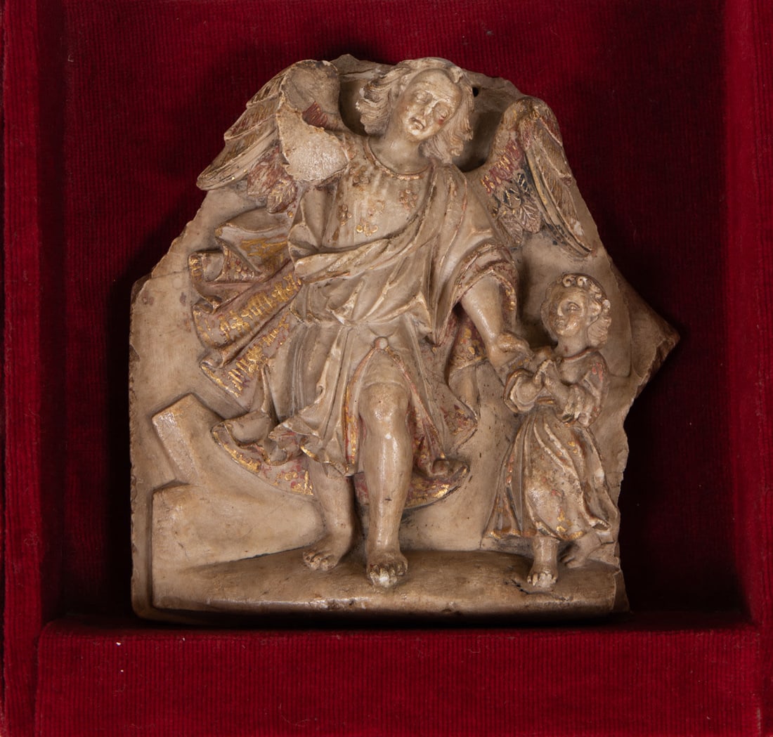 Very fine Huamanga Alabaster Archangel St Raphael Peruvian colonial school of the 17th century: In alabaster carved and polychromed. Peru. With traces of polychromy and gold, measurements: 24 x 23 x 6 cm