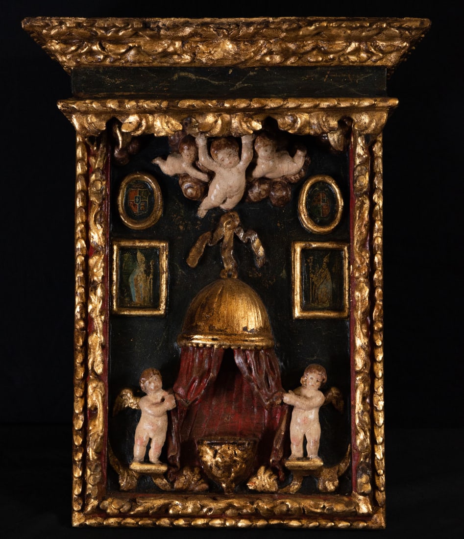 Small Portable Altar, 17th century: In carved and polychrome wood, measures: 51 x 38 x 20 cm