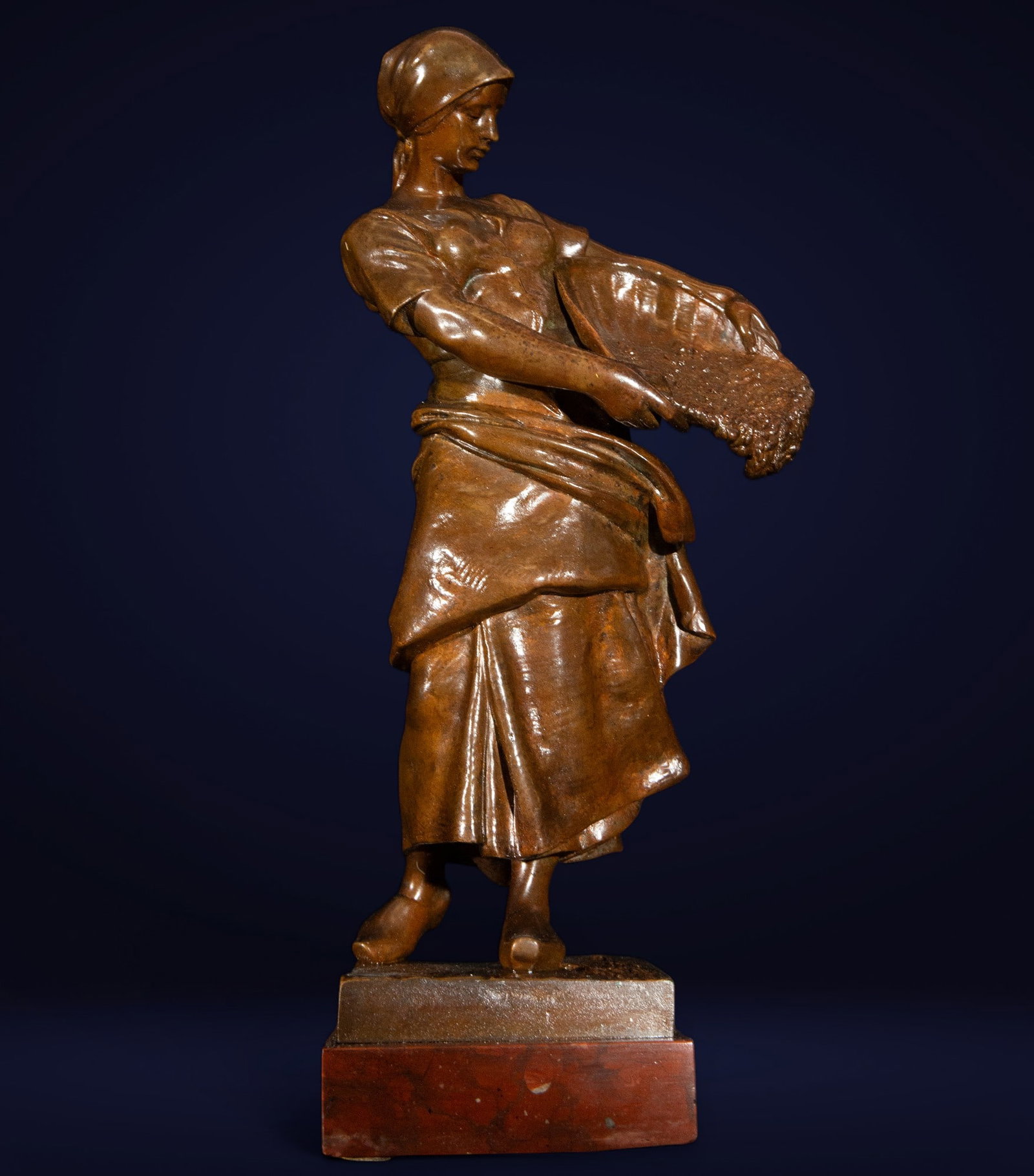 Italian woman shellfishing in bronze, 19th century: Bronze. Measurements: 32 cm x 15 cm x 10 cm
