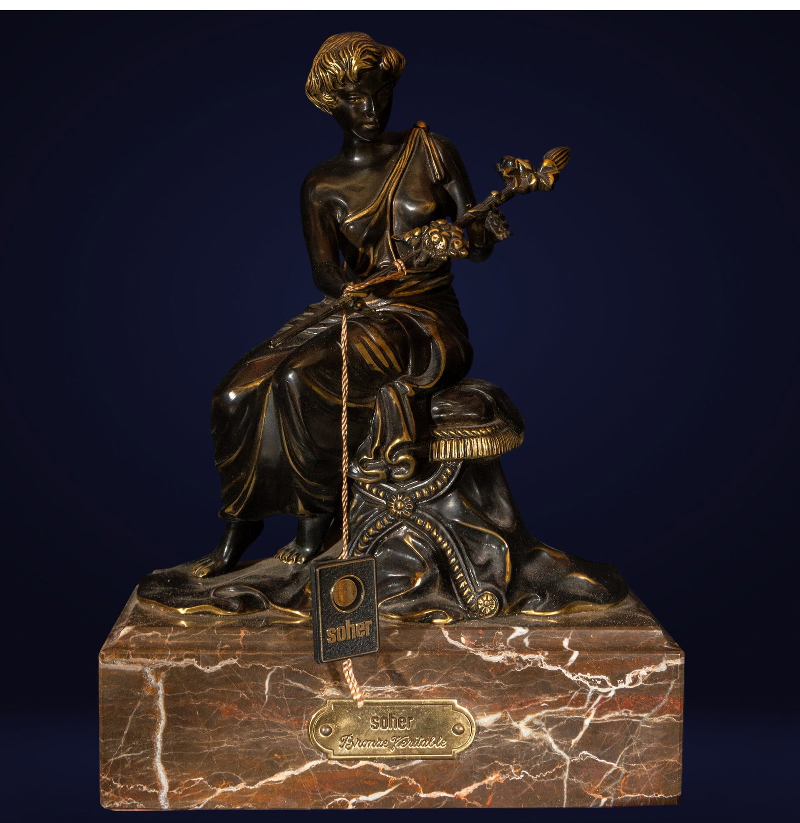 Bronze sculpture, 20th century, representing Lady: Bronze. Measurements: 33 cm x 23 cm x 13 cm