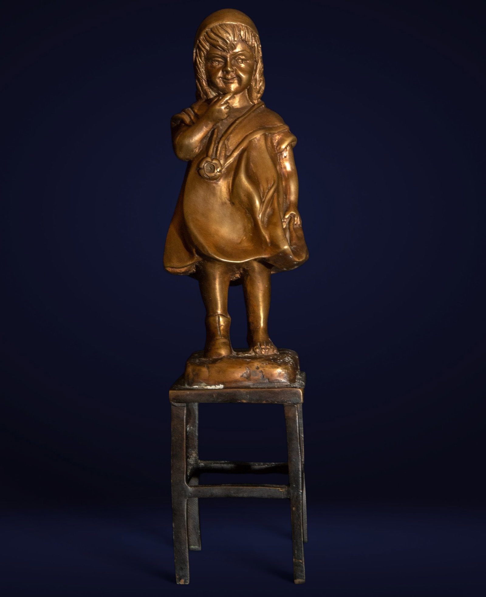 French bronze sculpture of a girl, 19th century: Bronze. Measurements: 35 cm x 9 cm x 8 cm