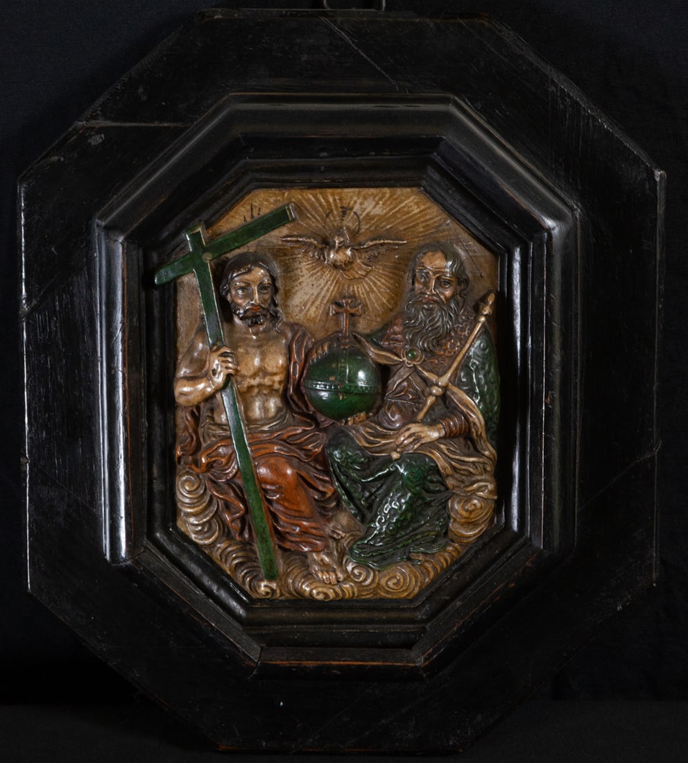 Octagonal relief in Alabaster with the Holy Trinity, 17th century, with period frame: Representing God the Father to the Right of Jesus Christ and the Holy Spirit crowning the set, in polychrome alabaster, measures: 20 x 15 cm. Framed measurements: 35 x 31 cm