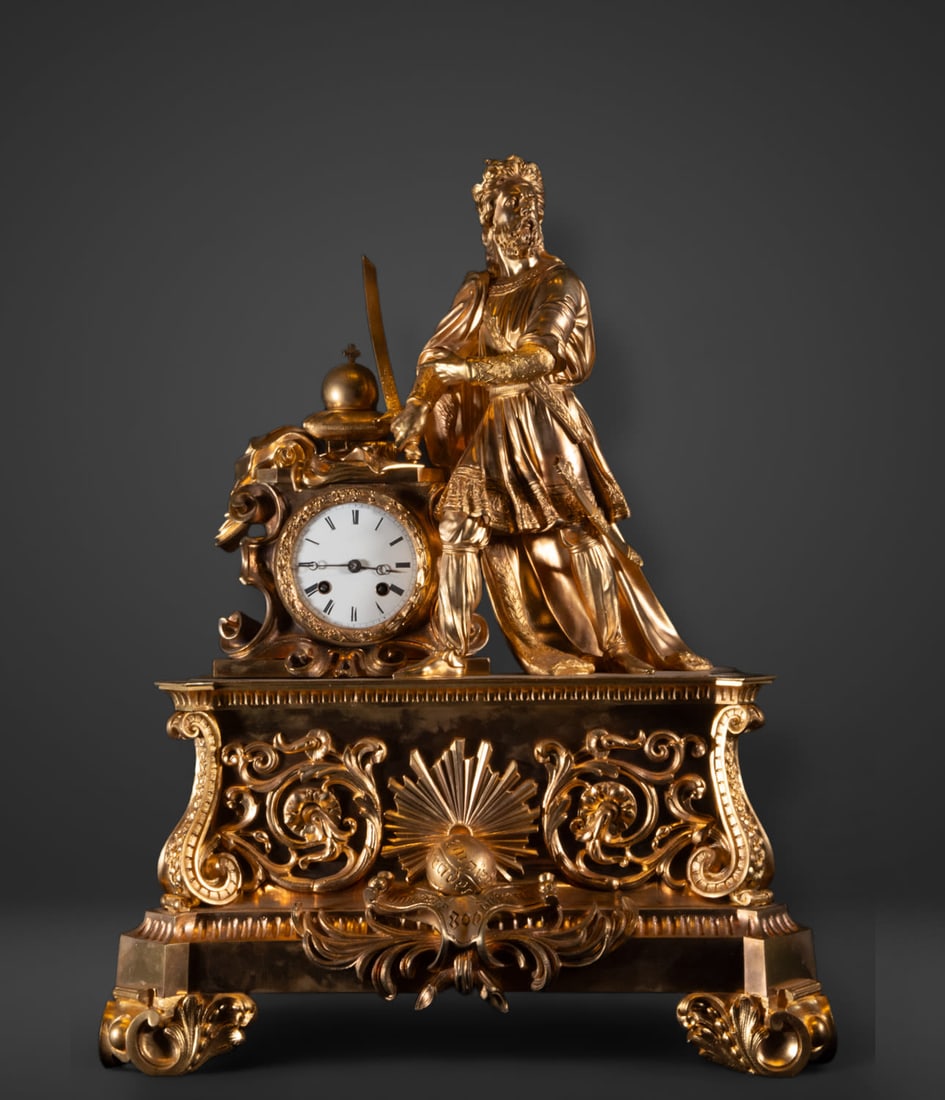 French Charles X clock with Emperor Charlemagne in mercury-gilt bronze from the 19th century: Measurements: 56 x 45 x 16 cm. In good working condition. Paris machinery.