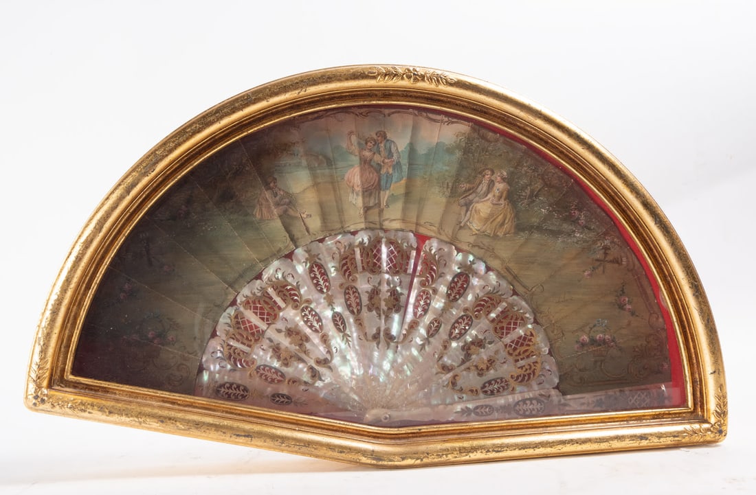 Framed French fan depicting a Romantic scene in mother-of-pearl, 19th century: Fan measures: 19 x 37, framed measures: 25 x 42 cm