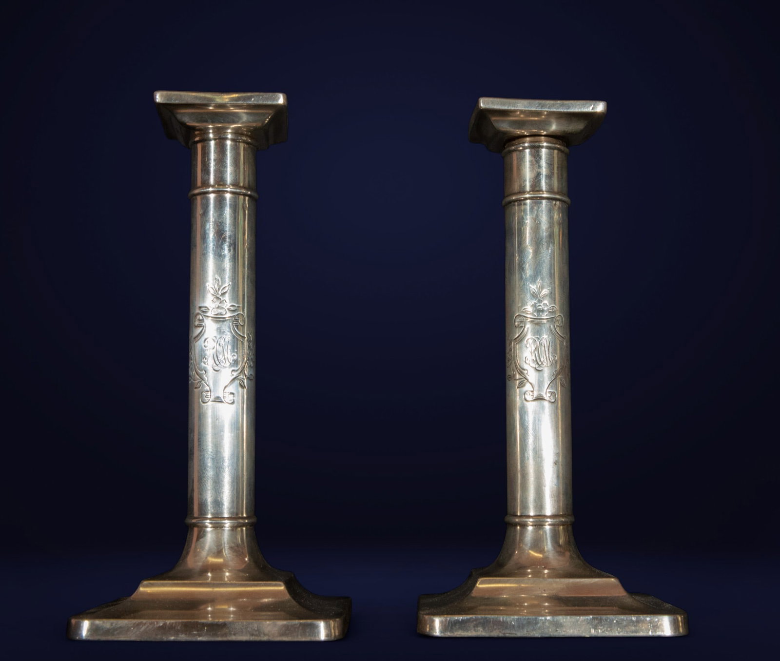 Pair of neoclassical candelabras in sterling silver, 19th century: Silver. Measurements: 20 cm x 10 cm x 10 cm