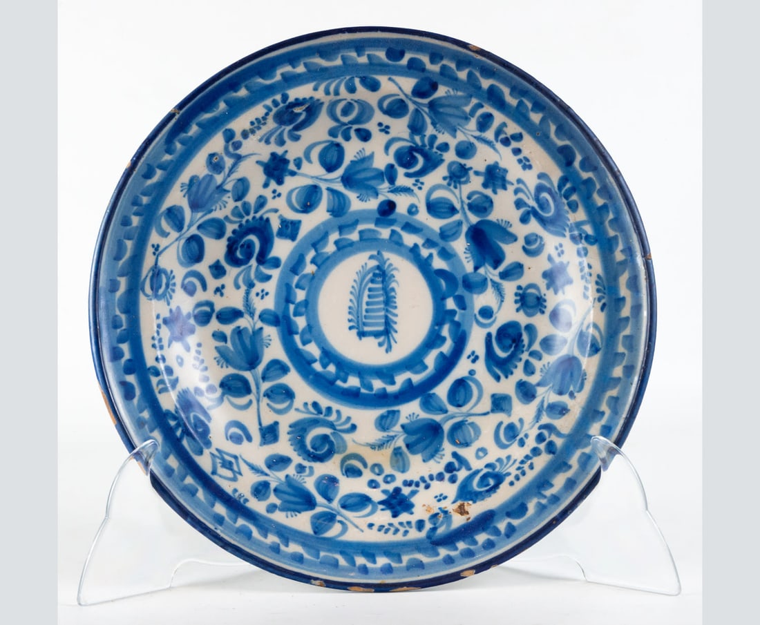 Ceramic plate from Manises, 20th century: Measures 4 x 30 x 30 cm