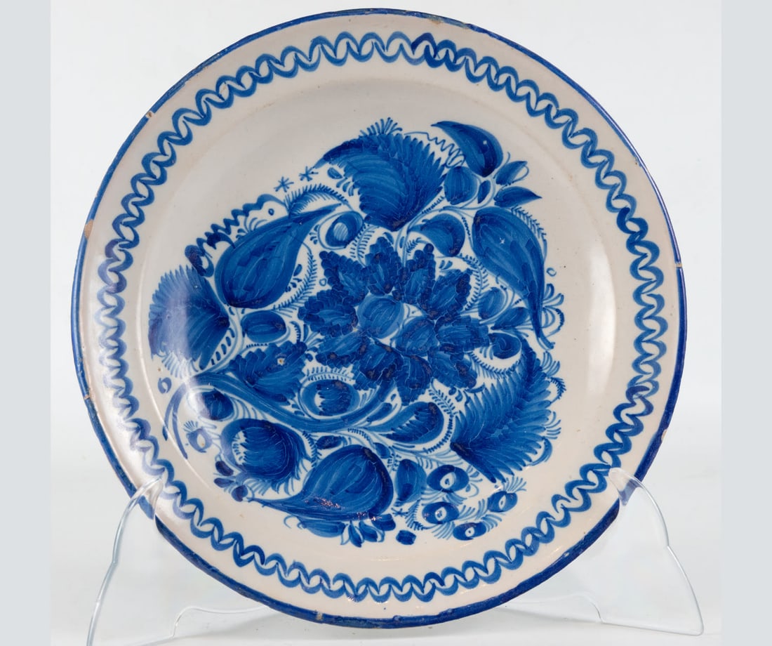 Ceramic plate from Manises, 20th century: Measures 3 x 30 x 30 cm