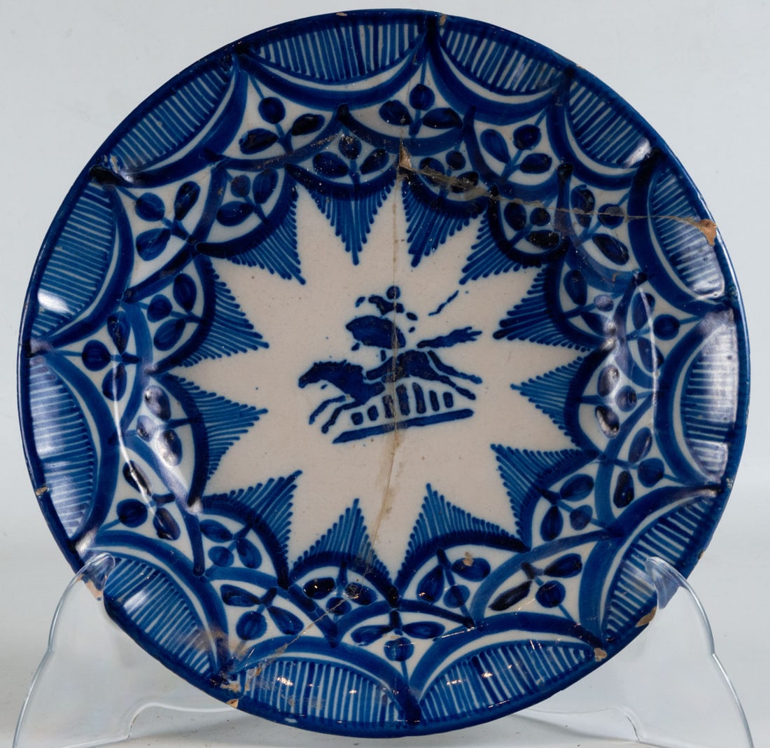 Ceramic plate from Manises, 20th century: Measures 3 x 30 x 30 cm
