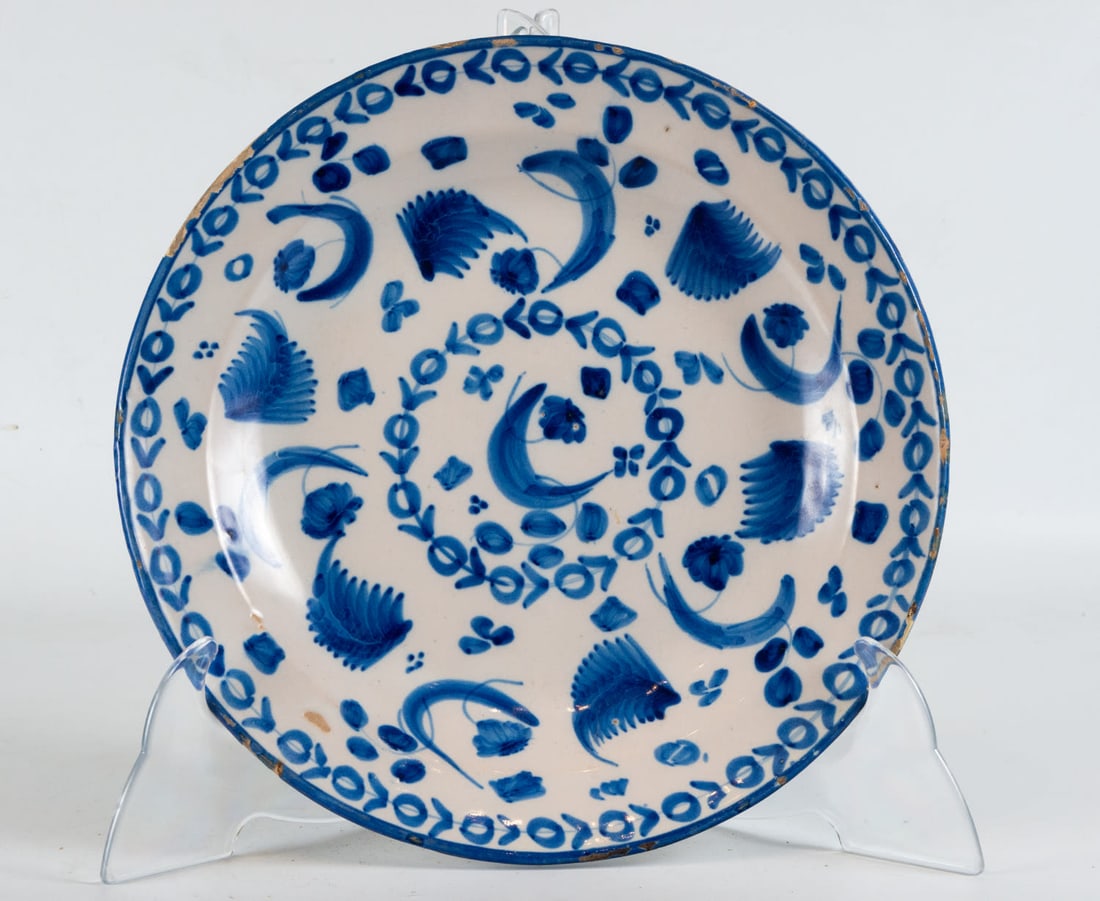 Ceramic plate from Manises, 20th century: Measures 4 x 30 x 30 cm