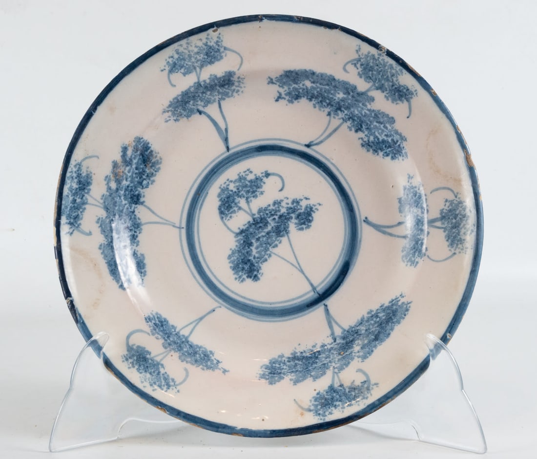 Ceramic plate from Manises, 19th century: Measures 4 x 30 x 30 cm