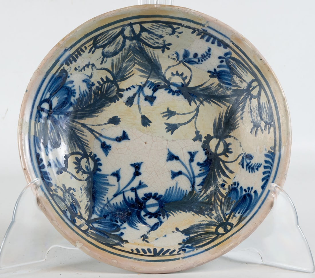 Ceramic plate from Manises, 19th century: Measures 4 x 30 x 30 cm