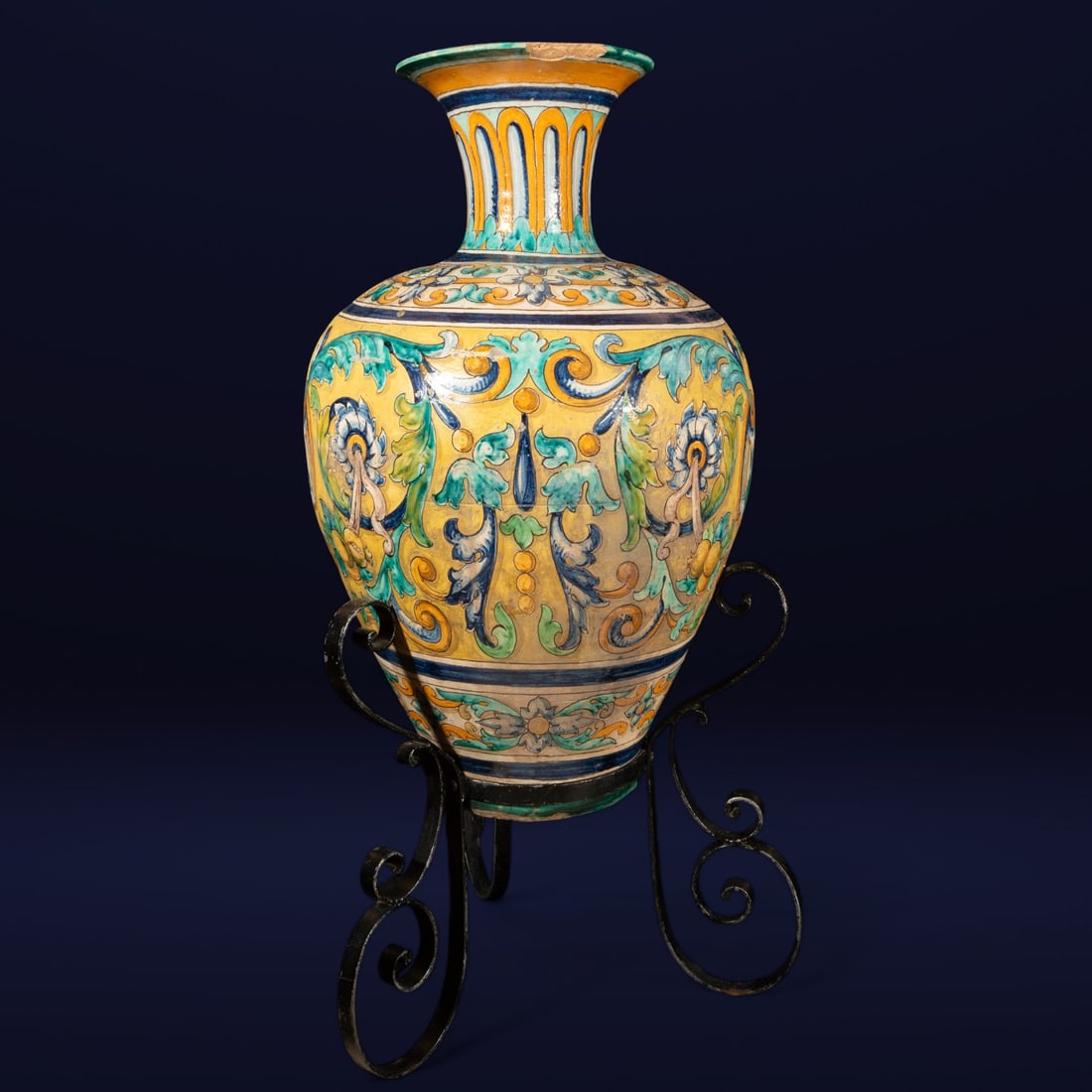 Large Italian Deruta ceramic jug, 19th century: Measurements: 96 cm x 45 cm x 45 cm