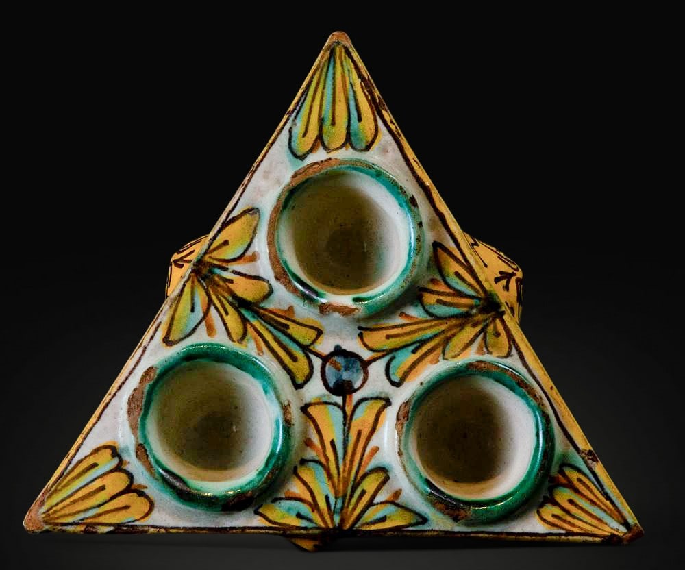 Important Spice container or salt cellar in Egg Holder shape, with Caryatid motifs, 17th century: Measurements: 5 x 16 x 16 cm