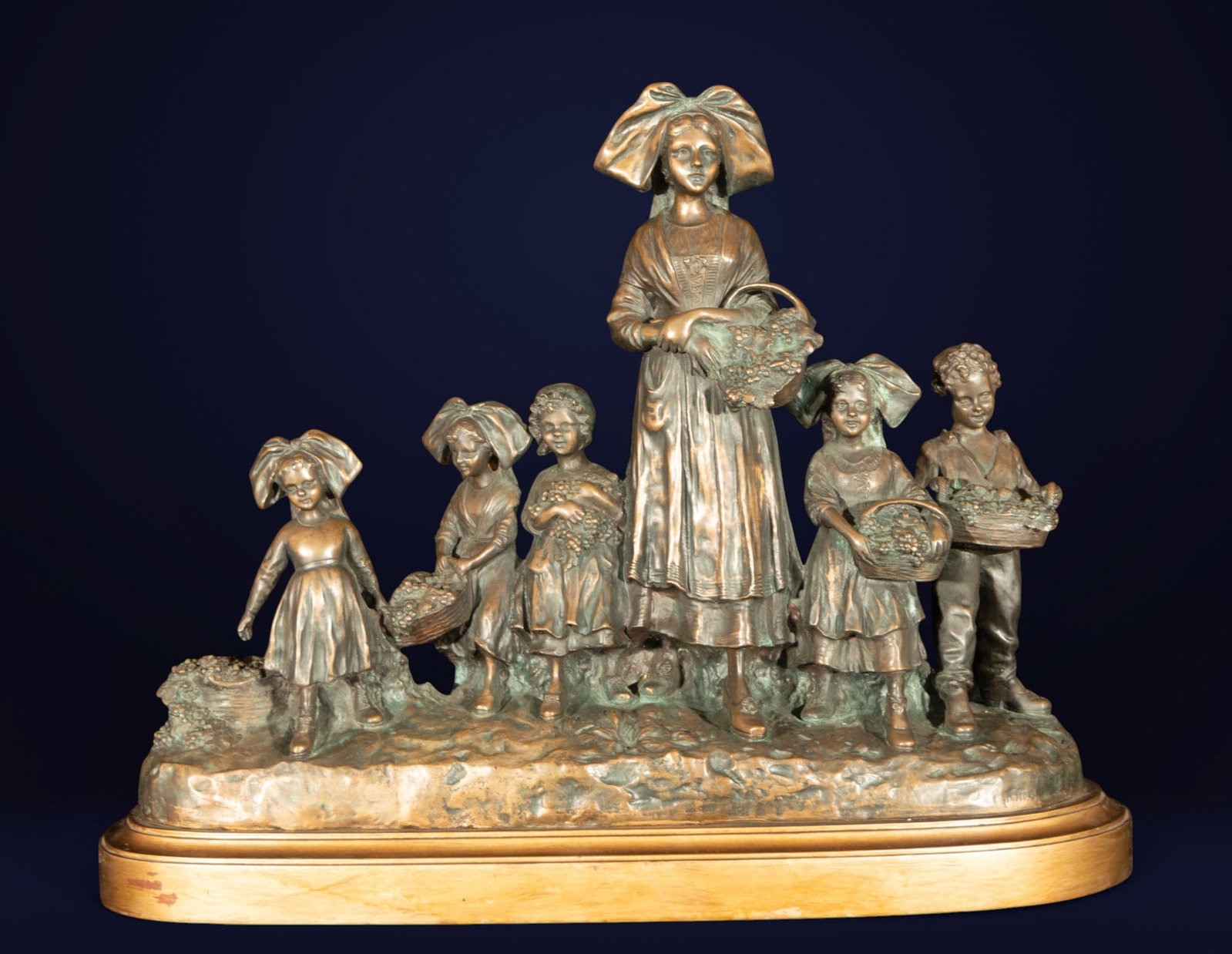 Mother with girls harvesting grapes in bronze: Bronze. Measurements: 50 cm x 61 cm x 20 cm