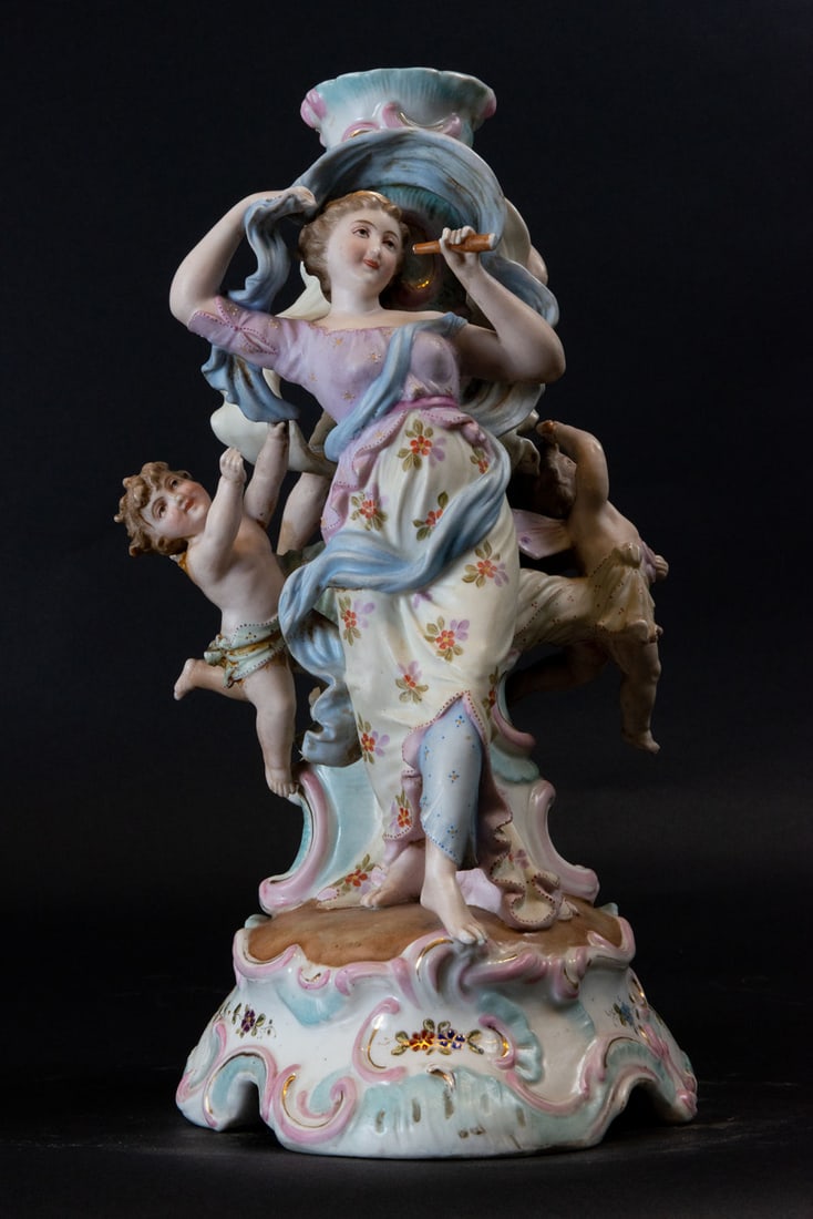Group in German polychrome biscuit porcelain from the 19th century: Measurements: 34 x 16 x 22 cm