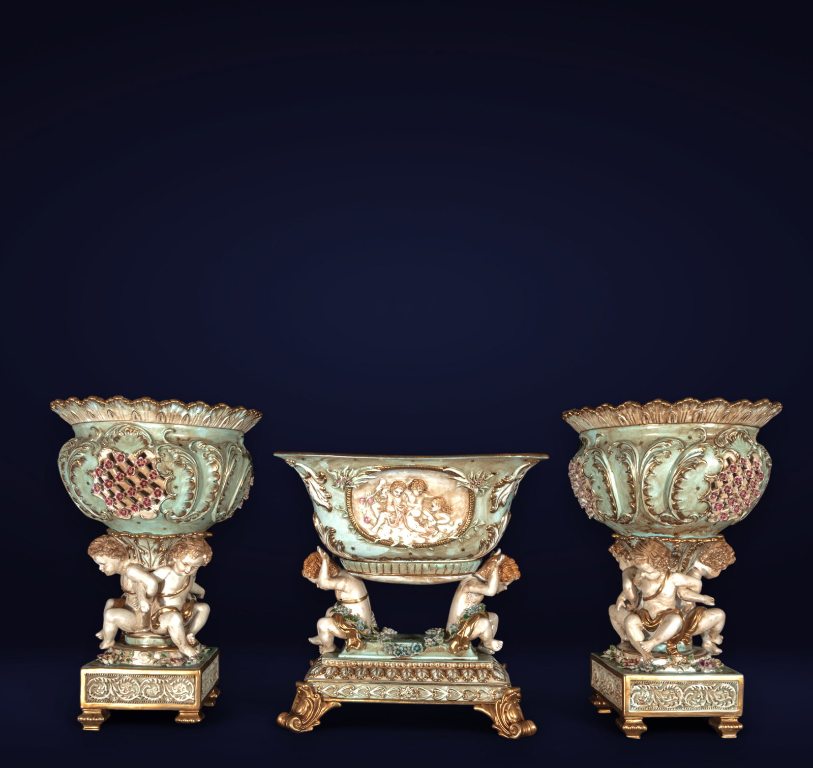 Distinguished three-piece garnish in German porcelain, 19th/20th centuries: Good overall condition, centerpiece measurements: 48 x 32 x 32 cm, side planters measurements: 41 x 38 x 32 cm