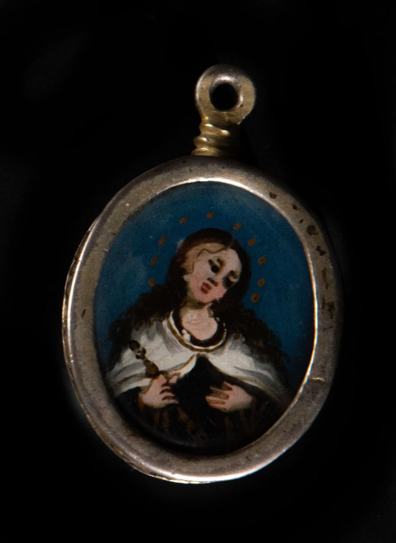 Small oval Reliquary Pendant in bronze and silver type hair holder, 17th century: Measurements: 1 x 4 x 2.5 cm