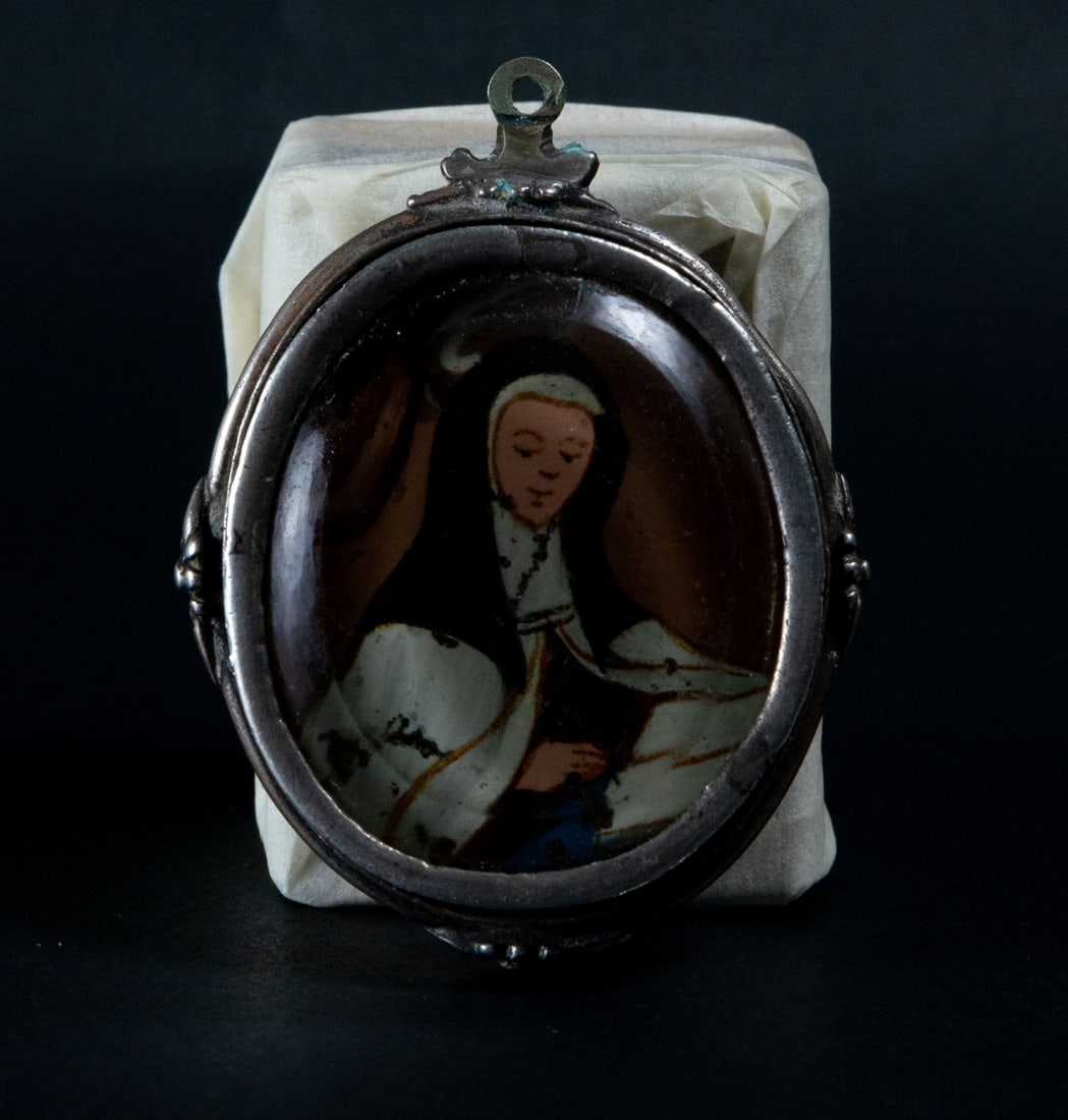 Colonial reliquary representing Saint Teresa of Jesus on glass, 18th century (1 of 2)