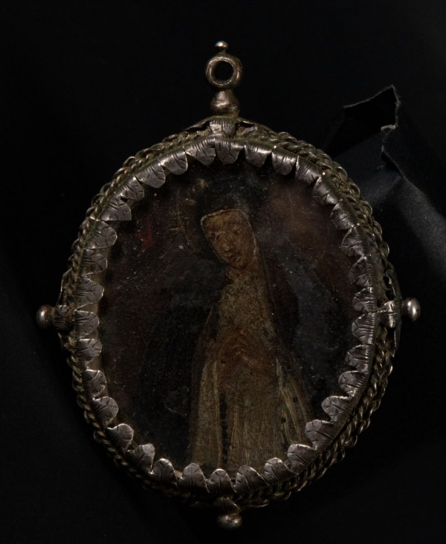 Colonial Medallion Silver Reliquary with Saint Teresa in Transverberation, 17th century: Measurements: 1 x 6 x 5 cm