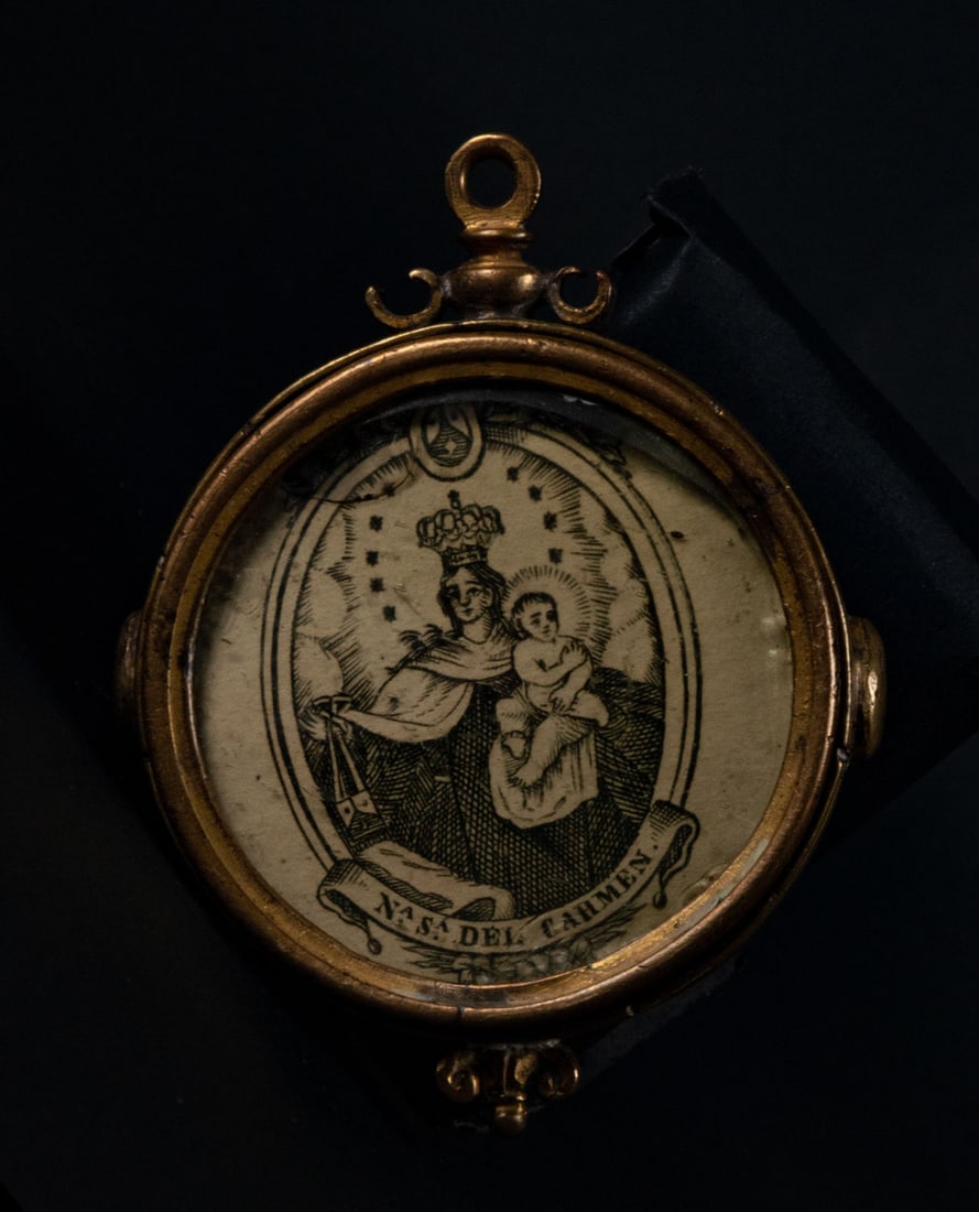 Plateresque Medallion reliquary type hair holder of Our Lady of Mount Carmel, 16th - 17th centuries: Measurements: 1 x 6 x 5 cm