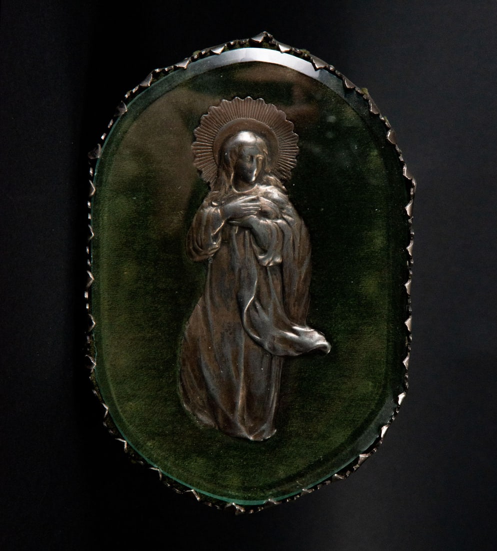 Large reliquary with the Immaculate Virgin mounted in crystal on silver, 18th century: Measurements: 1 x 6 x 4.5 cm1 x 12 x 8 cm