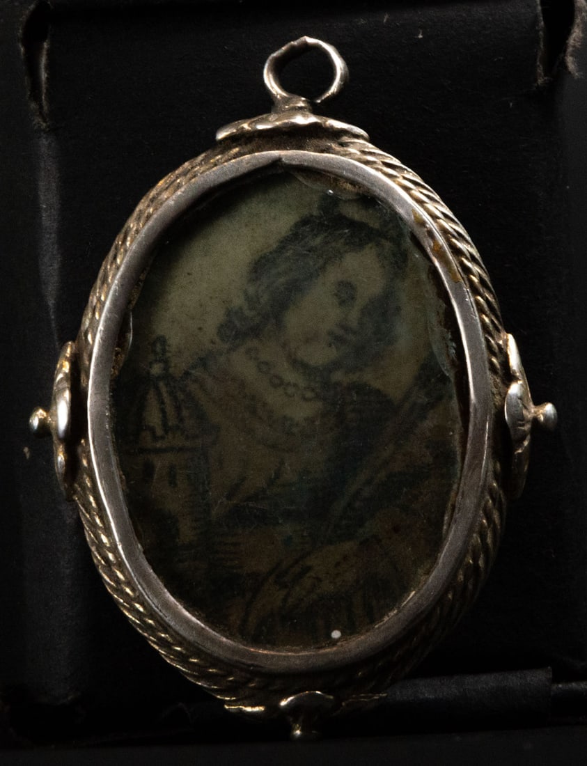 Small silver pendant reliquary of Saint Barbara on parchment, 17th century: In silver. Measurements: 0.5 x 4.5 x 3.5 cm