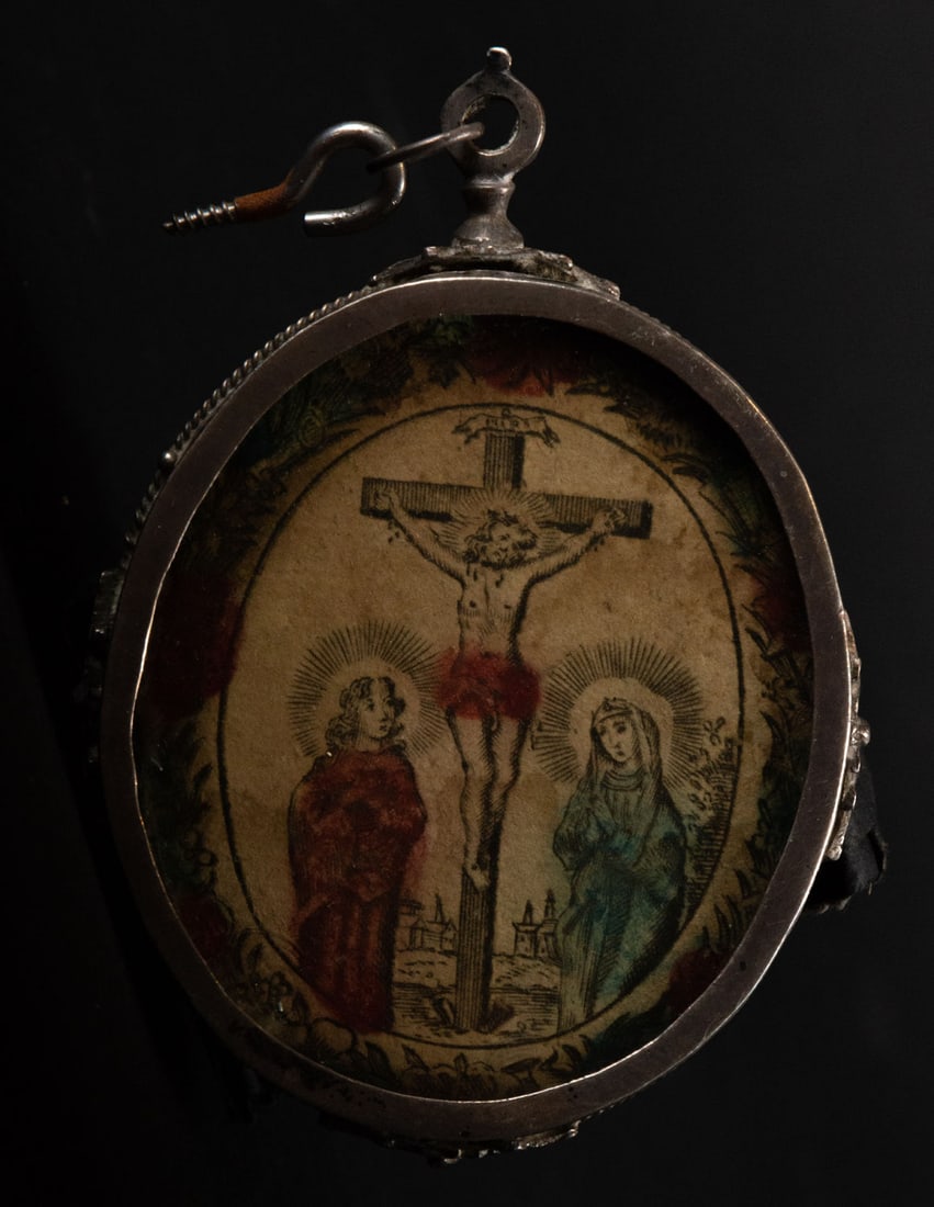 Oval silver medallion-type reliquary with Christ with the Cross and Calvary, 17th century: Measurements: 1 x 9 x 6 cm