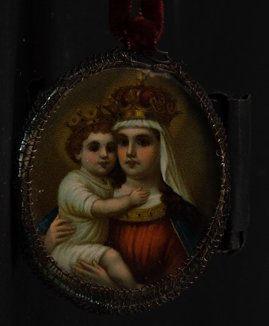 Beautiful colonial filigree reliquary with the Virgin and Child on copper and a print of Saint John: Measurements: 1 x 7 x 5 cm