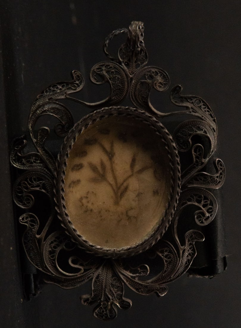 Colonial silver filigree reliquary, 17th century: Measurements: 1 x 8 x 5 cm