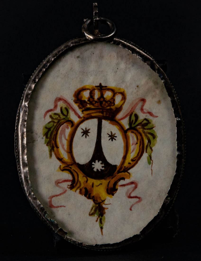 Rare Silver Oval Carmelite Shield Reliquary with the Virgen del Carmen, 17th century: Measurements: 1 x 8 x 5 cm