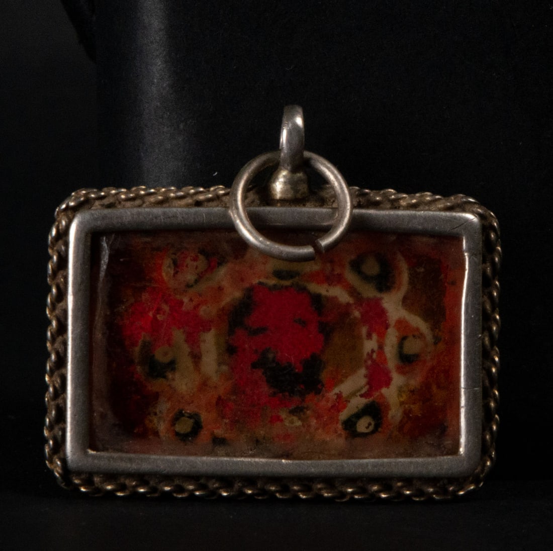 Colonial Rectangular Portapelo type Reliquary in Silver filigree, 17th century: Measurements: 0.5 x 2 x 3 cm