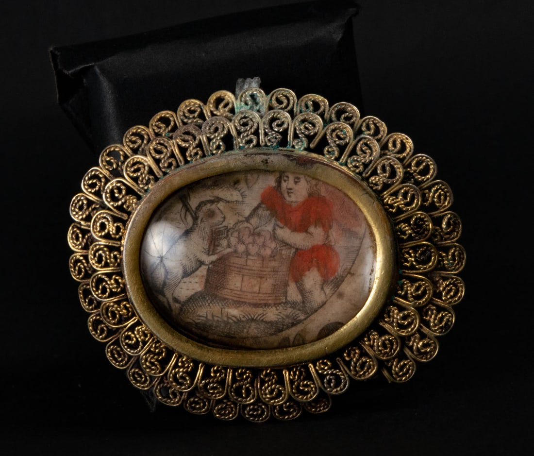 Golden Filigree Reliquary representing San Juanito and Mater Dolorosa, 18th century: Measurements: 1 x 6 x 4 cm