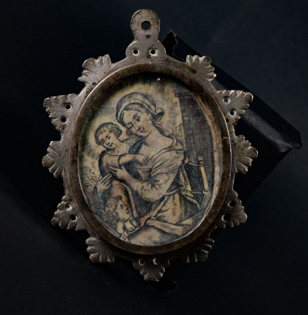 Reliquary medallion in silver metal of Virgin with Child, 18th century: Measurements: 1 x 7 x 5 cm