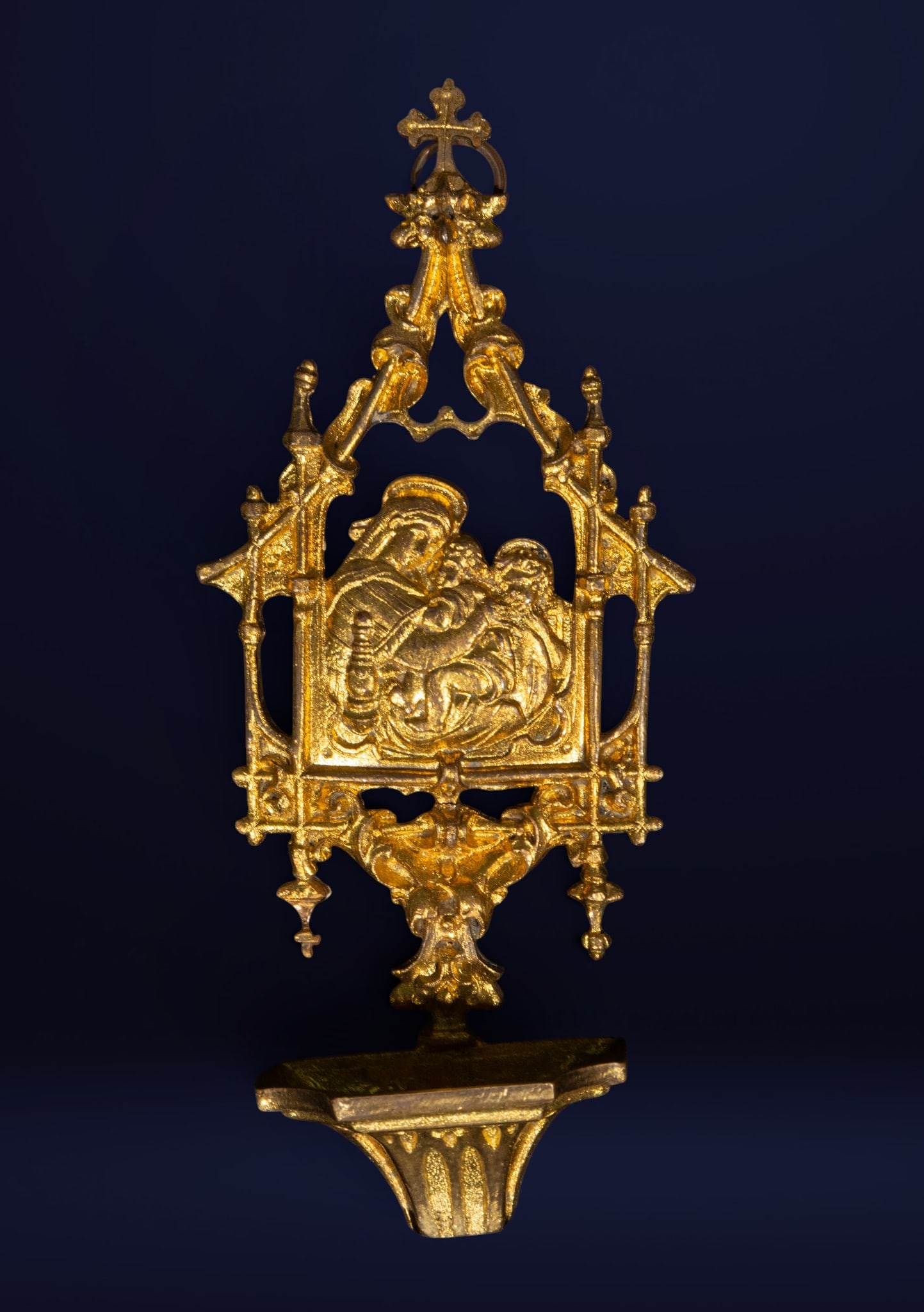 Gilded bronze holy water font, Neo-Gothic School, 19th century: Gilded bronze cast. Dimensions: 19 x 8 x 5 cm. Gilded bronze holy water font decorated with a relief scene of the Virgin and Child with Saint John the Baptist beneath a Neo-Gothic-inspired architectur